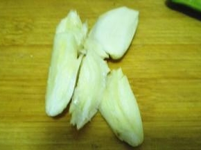 大蒜用刀背拍散，切成碎末