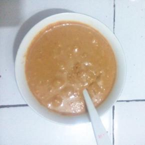 将芝麻酱用清水调匀，加入蒜末和盐，糖，鸡精搅拌均匀