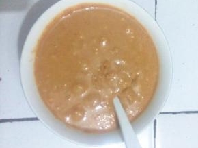 将芝麻酱用清水调匀，加入蒜末和盐，糖，鸡精搅拌均匀