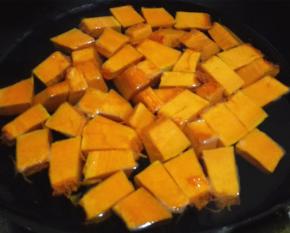 锅内放入南瓜，填水没过南瓜