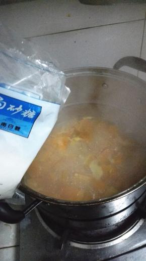 大火烧开转中火，加入少量的白糖