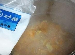 大火烧开转中火，加入少量的白糖