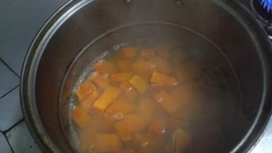 用筷子能扎透南瓜即可出锅食用了