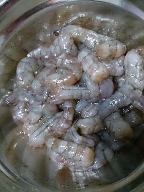 将洗净的虾仁放入碗中，加入少许的料酒和盐，抓拌均匀，腌制15分钟