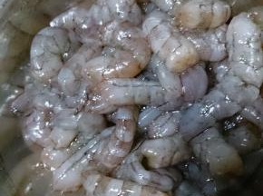 将洗净的虾仁放入碗中，加入少许的料酒和盐，抓拌均匀，腌制15分钟
