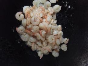 放入虾仁翻炒，炒至虾仁微微变色，卷曲