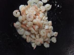 放入虾仁翻炒，炒至虾仁微微变色，卷曲