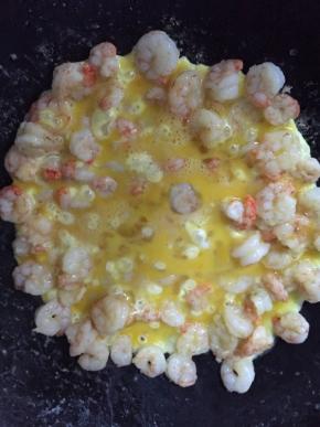 将蛋液放入锅内，开小火