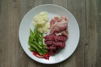 五花肉切片，尖椒、小米辣切斜段，姜切片拍烂，葱切段，蒜切片