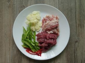 五花肉切片，尖椒、小米辣切斜段，姜切片拍烂，葱切段，蒜切片