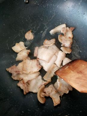 把五花肉片倒入锅中煸炒出油脂，煸前可以放少量的油