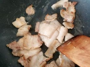 把五花肉片倒入锅中煸炒出油脂，煸前可以放少量的油