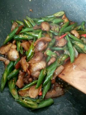 倒入尖椒、小米辣，快速翻炒均匀，而后就可以出锅