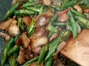 倒入尖椒、小米辣，快速翻炒均匀，而后就可以出锅