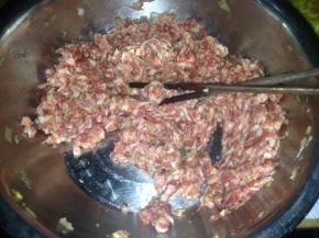 猪肉剁馅放葱、姜、酱油、盐、五香粉调好（肉馅尽量碎些，口感好，可以选择在馅里加些粉面，做出来不空）