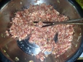 猪肉剁馅放葱、姜、酱油、盐、五香粉调好（肉馅尽量碎些，口感好，可以选择在馅里加些粉面，做出来不空）