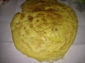 鸡蛋的蛋白与蛋黄分离，取蛋黄打散摊成蛋饼皮，蛋饼尽量要薄一些，烙好的蛋饼皮用吸油纸吸干油