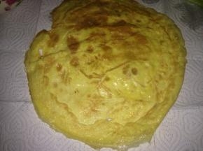 鸡蛋的蛋白与蛋黄分离，取蛋黄打散摊成蛋饼皮，蛋饼尽量要薄一些，烙好的蛋饼皮用吸油纸吸干油