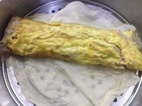 蛋清打出泡沫，抹上蛋黄饼上（起粘连作用），肉馅成长条状摆蛋黄饼中，卷起，两头包住，尽管卷紧，上锅蒸四十分钟