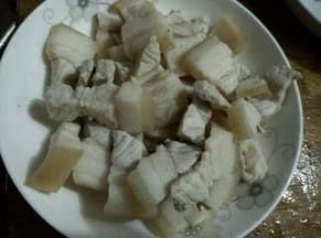 五花肉切块过水焯好，捞出沥干备用