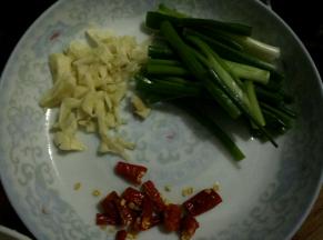面筋切片，干辣椒，蒜，葱段切好备用
