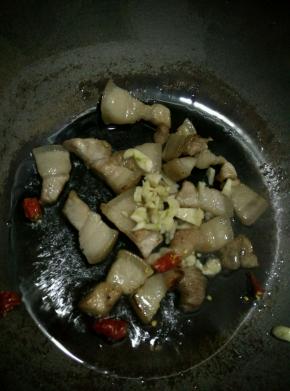 倒入蒜，干辣椒小火慢炒一分钟