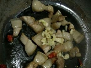 倒入蒜，干辣椒小火慢炒一分钟