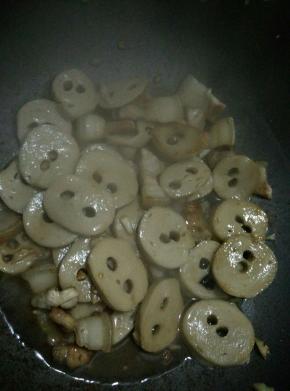 加面筋炒约两分钟，放入酱油、蚝油调味