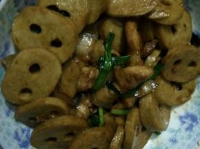 起锅前放入葱段，盐，鸡精，翻炒片刻即可出锅