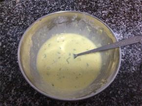 3大勺面粉+1个鸡蛋+适量葱花+适量清水，搅和成糊状