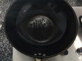 热锅放入少量食用油