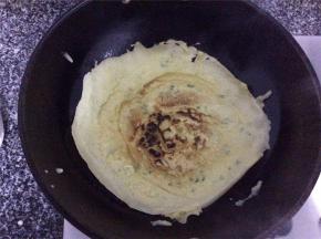 面皮表层开始冒泡泡，有点鼓胀的时候翻面