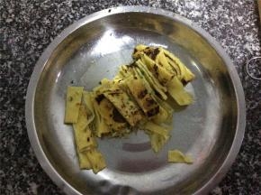 两面煎至金黄焦脆，起锅放凉切块备用