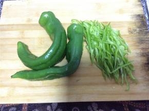 青椒取籽切丝