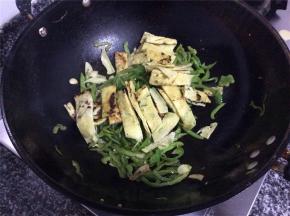 青椒炒2-3分钟，8成熟时倒入面皮，出锅前加盐和鸡精调味，一道家常的青椒面皮就做好了