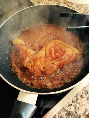 鸡腿洗净，沥干水分，均匀的抹上盐、酱油、料酒和白糖，腌制半小时