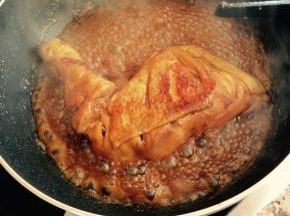 鸡腿洗净，沥干水分，均匀的抹上盐、酱油、料酒和白糖，腌制半小时