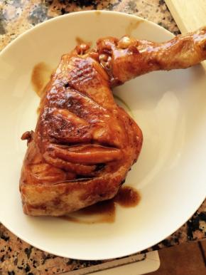 平底锅加热，放少许油，把鸡腿放入锅中，煎三分钟左右，再倒入腌剩下的酱汁倒锅里。中间要不停的翻动，差不多收汁就可以了