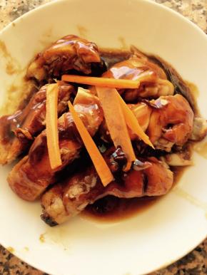 装盘，在鸡腿上淋上锅中剩余的酱汁