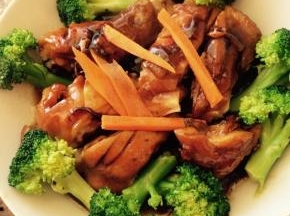 摆上煮熟的西兰花，精致美味的日式照烧鸡腿完成