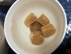 将干贝泡发，大米用冷水泡半个小时