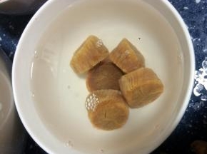 将干贝泡发，大米用冷水泡半个小时