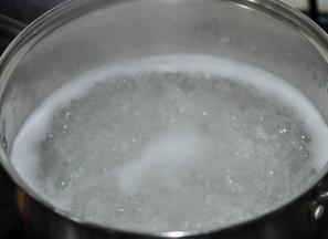 锅中加冷水，烧开后放入大米