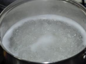 锅中加冷水，烧开后放入大米
