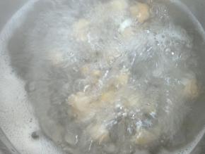 锅中煮沸后放入泡发的干贝，转小火慢熬