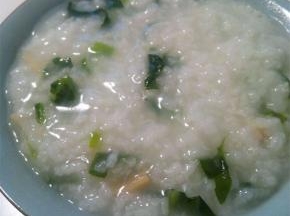 熬上15分钟左右关火出锅，出锅前几分钟将菠菜放入锅中，加入少许盐，搅拌至浓稠即可