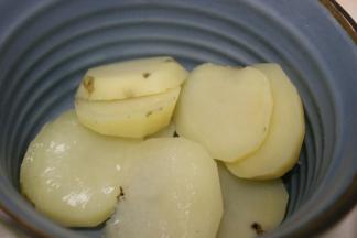 土豆去皮切成块状，放入蒸锅中蒸熟
