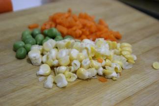 胡萝卜切块，和玉米粒放入锅中焯水

