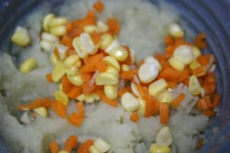 蒸好的土豆压成泥，放入酸奶，胡萝卜和玉米粒
