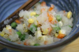 加入盐和胡椒粉搅拌均匀
